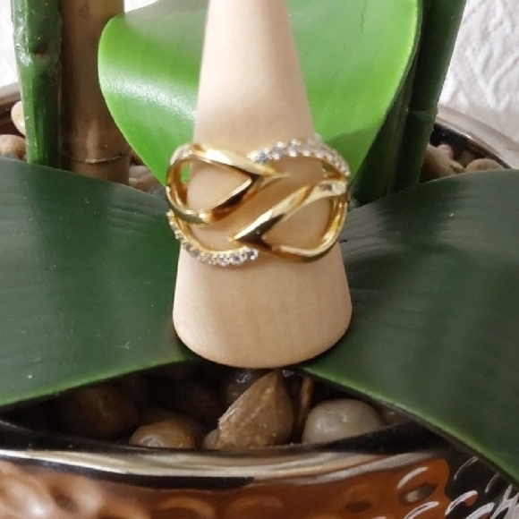 Elegant Gold and Silver Women's Ring - Picture 1 of 5